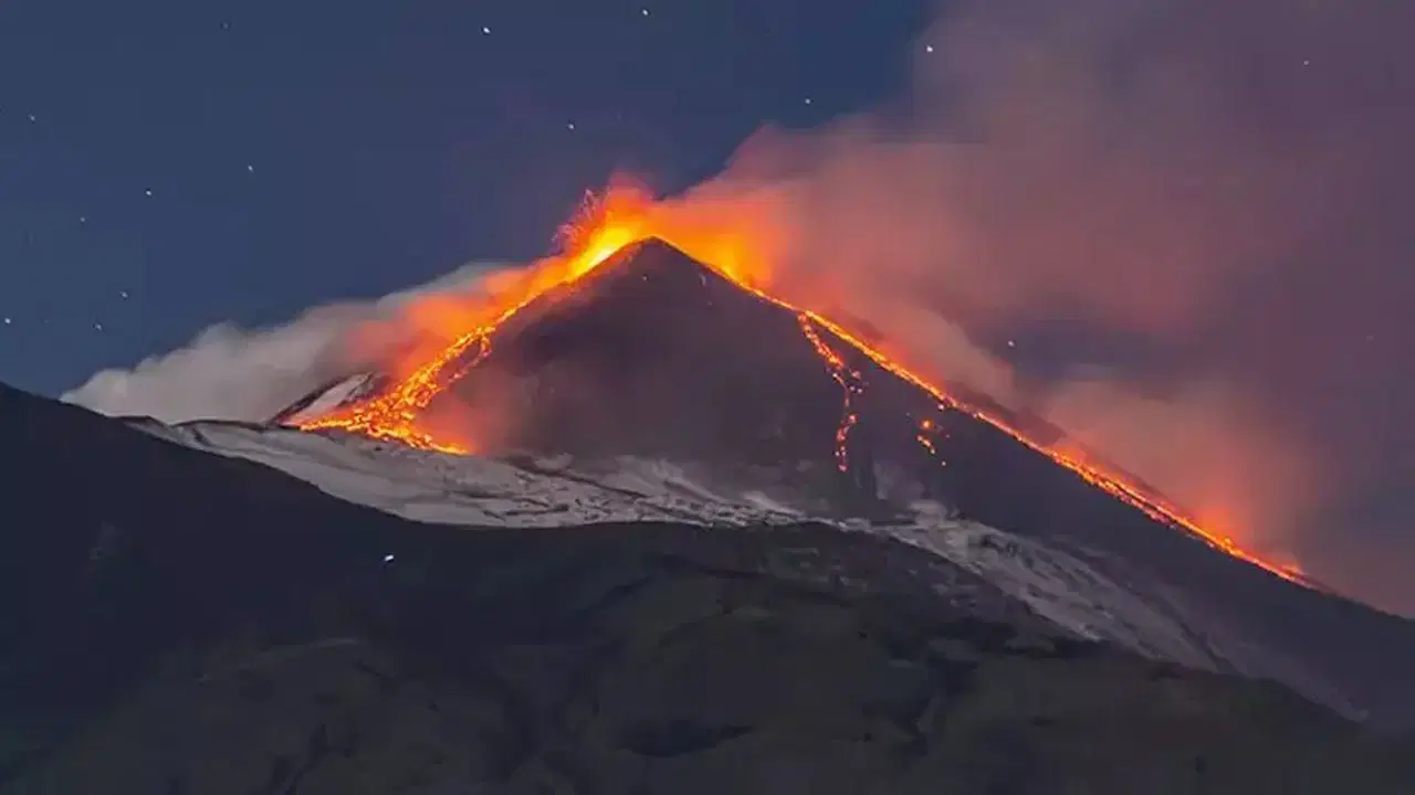 Avrupa’nın en yüksek yanardağı faaliyete geçti