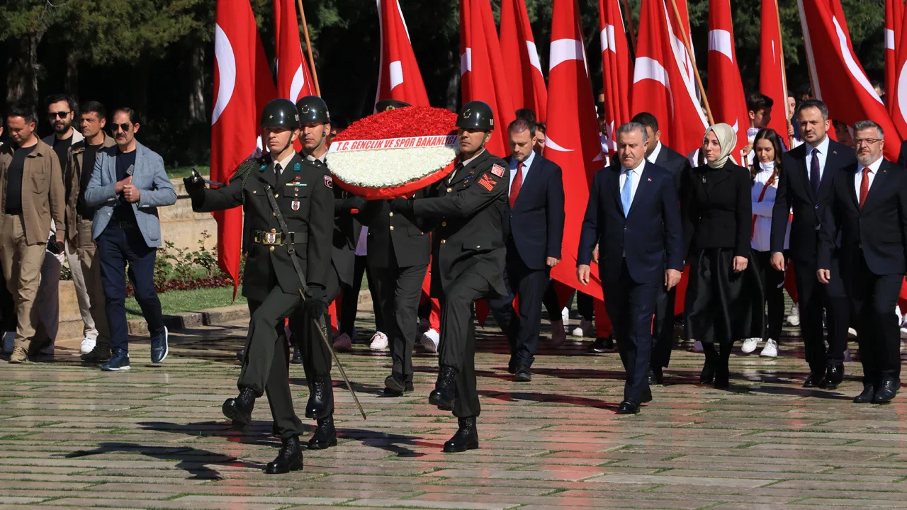Bakan Bak, gençler ve sporcularla birlikte Anıtkabir’i ziyaret etti