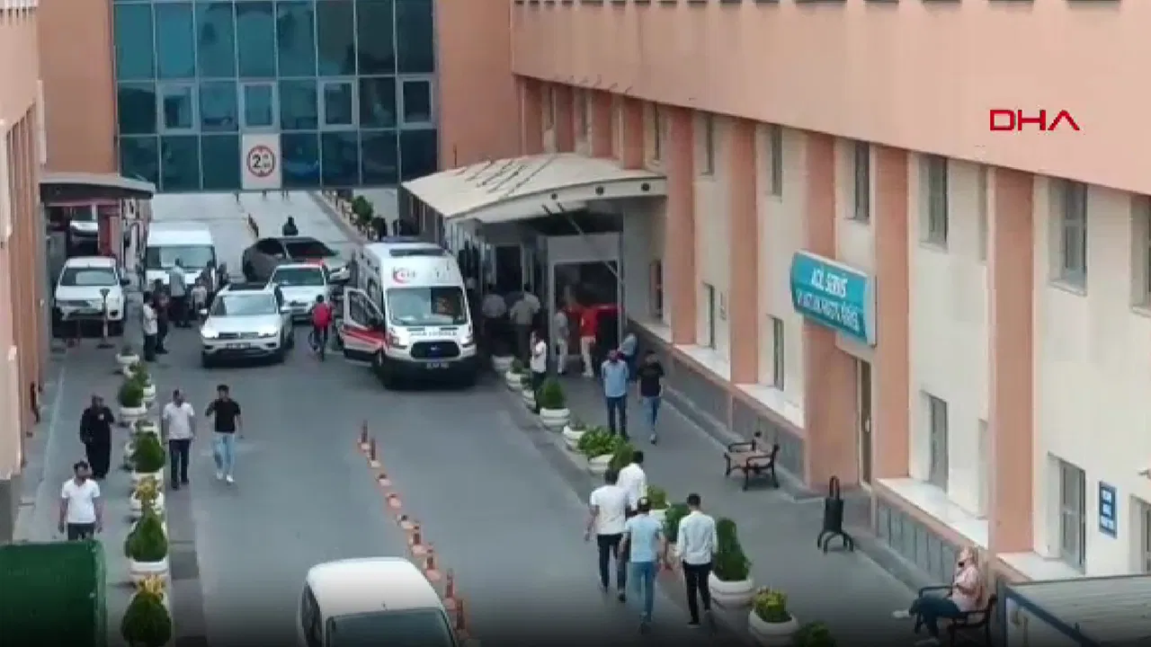 Batman’da faciadan dönüldü! Lastiği patlayan TIR, 15 metreden tarlaya uçtu: 1’i ağır, 3 yaralı