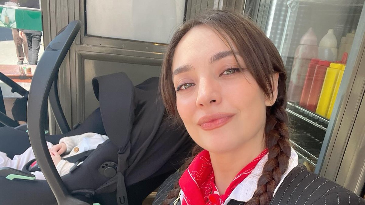 Bebekli ilk tatil! Cansel Elçin ve Zeynep Tuğçe Bayat Paris’e gitti