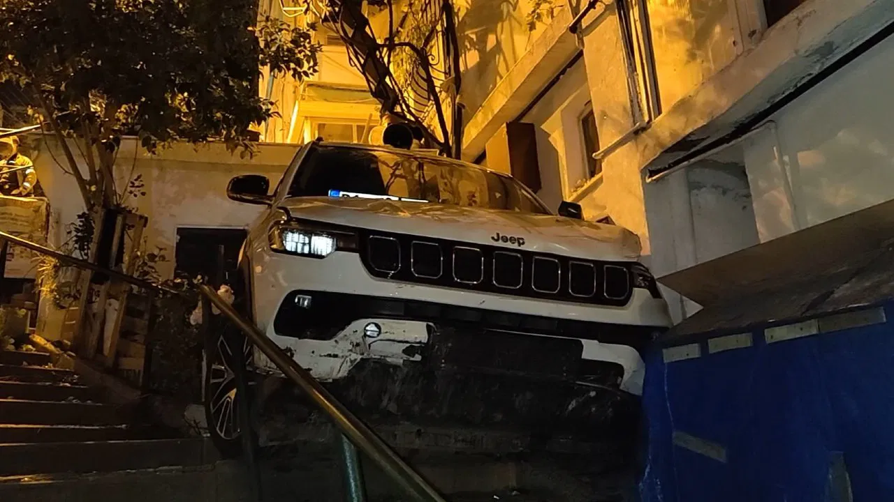 Beşiktaş’ta cip bina boşluğuna uçtu