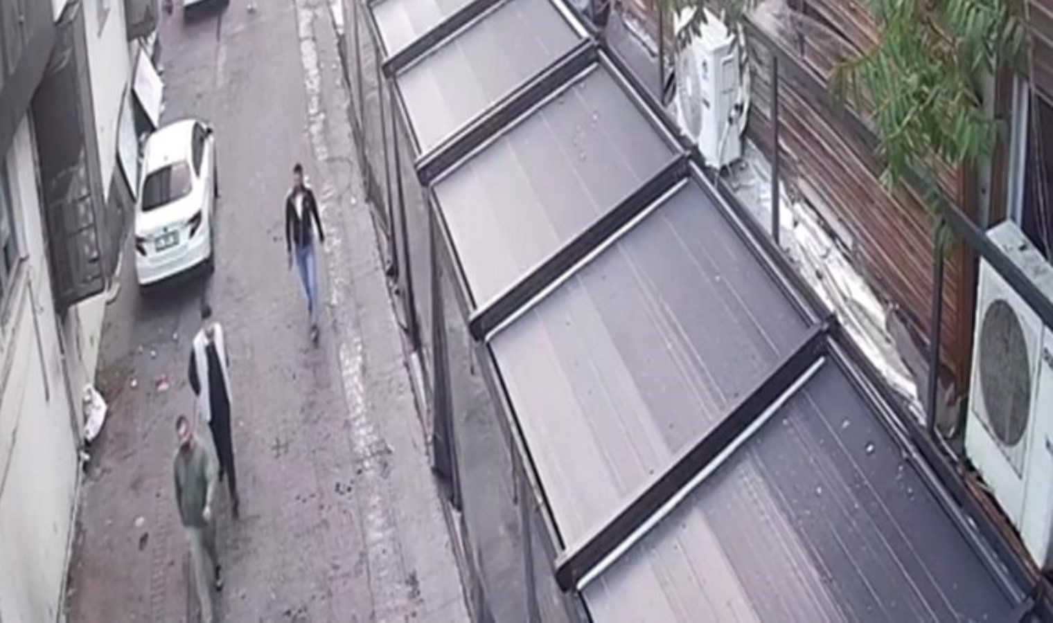 Beşiktaş’ta eğlence mekanına silahlı saldırı: O anlar kameraya yansıdı