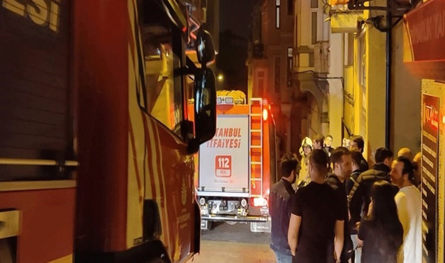 Beyoğlu’nda hareketli anlar: Evini yakmaya çalıştı, yurttaşları bıçakla tehdit etti!