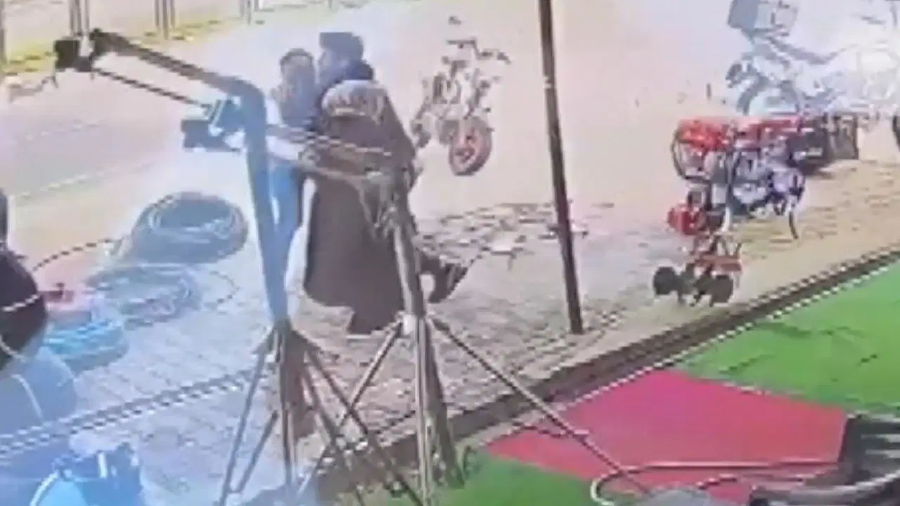 Bıçaklı saldırgana müdahale edip kadını kurtardı!