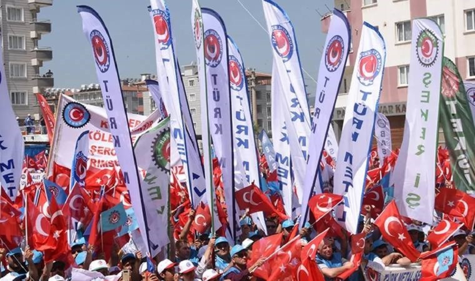 Binlerce işçi Kartal Meydanı’nda bir araya geldi!