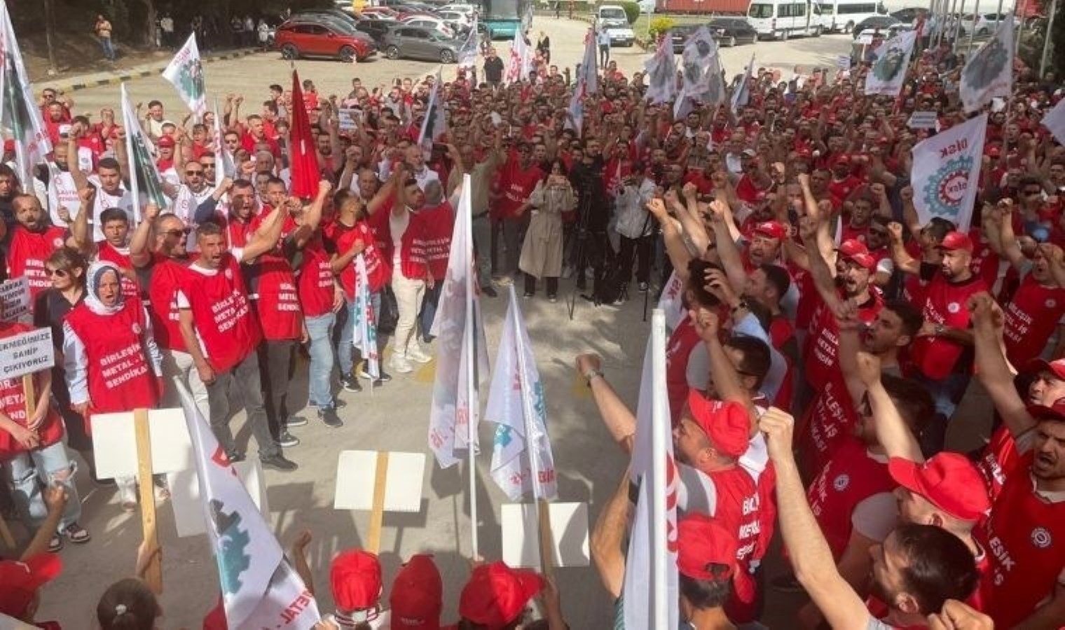 Birleşik Metal-İş’ten kapanma sürecinde olan Accuride Wheels Jant Fabrikası önünde eylem: ‘Çok uluslu şirketlere peşkeş çekiliyor!’