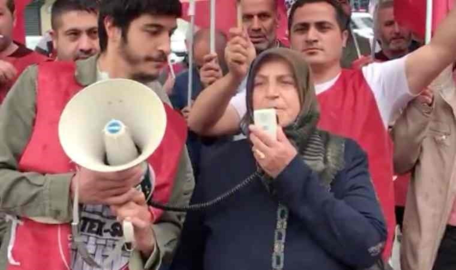 BİRTEK-SEN Genel Başkanı Mehmet Türkmen ev hapsi nedeniyle 1 Mayıs’a katılamadı: Annesi alana çıktı