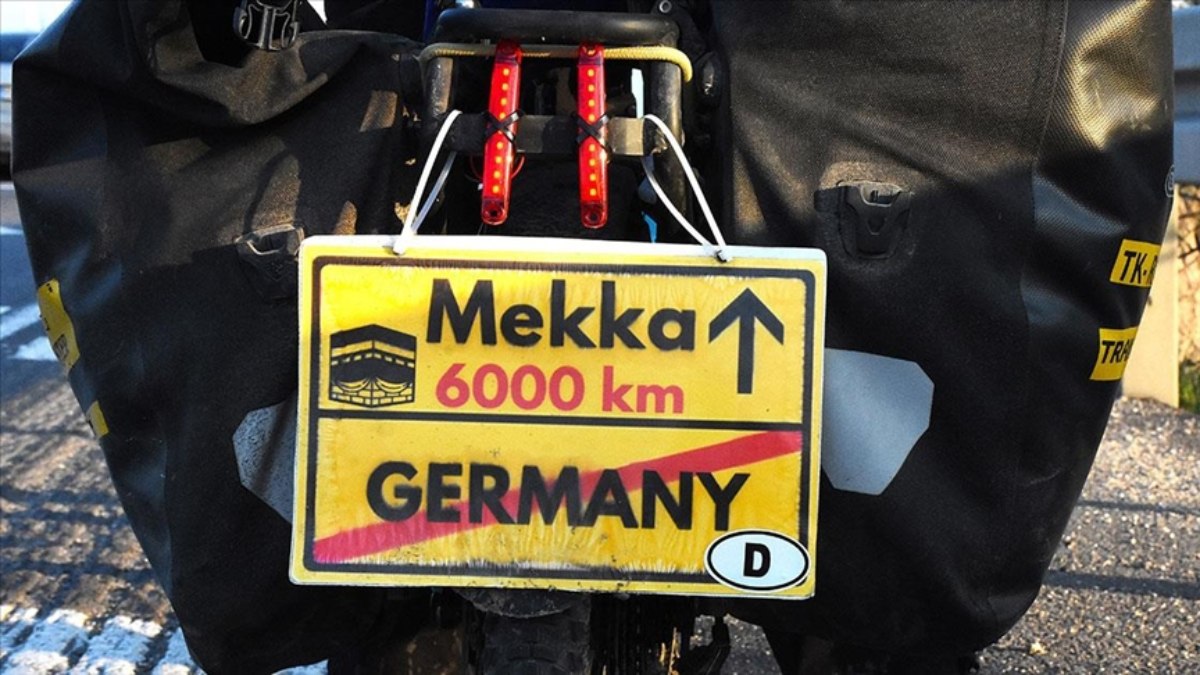 Bisikletiyle Almanya’dan Mekke’ye yola çıkan Türk gencin hikayesi