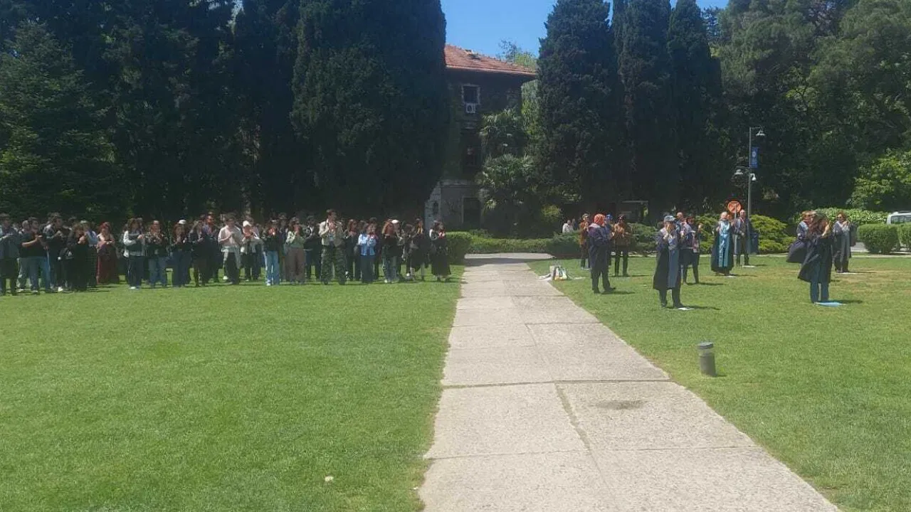 Boğaziçi Üniversitesi’nde akademisyenler ve öğrenciler gözaltına alınanlar için nöbet tuttu