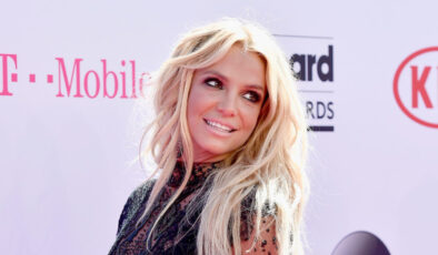 Britney Spears uçakta sigara içmeye çalıştı