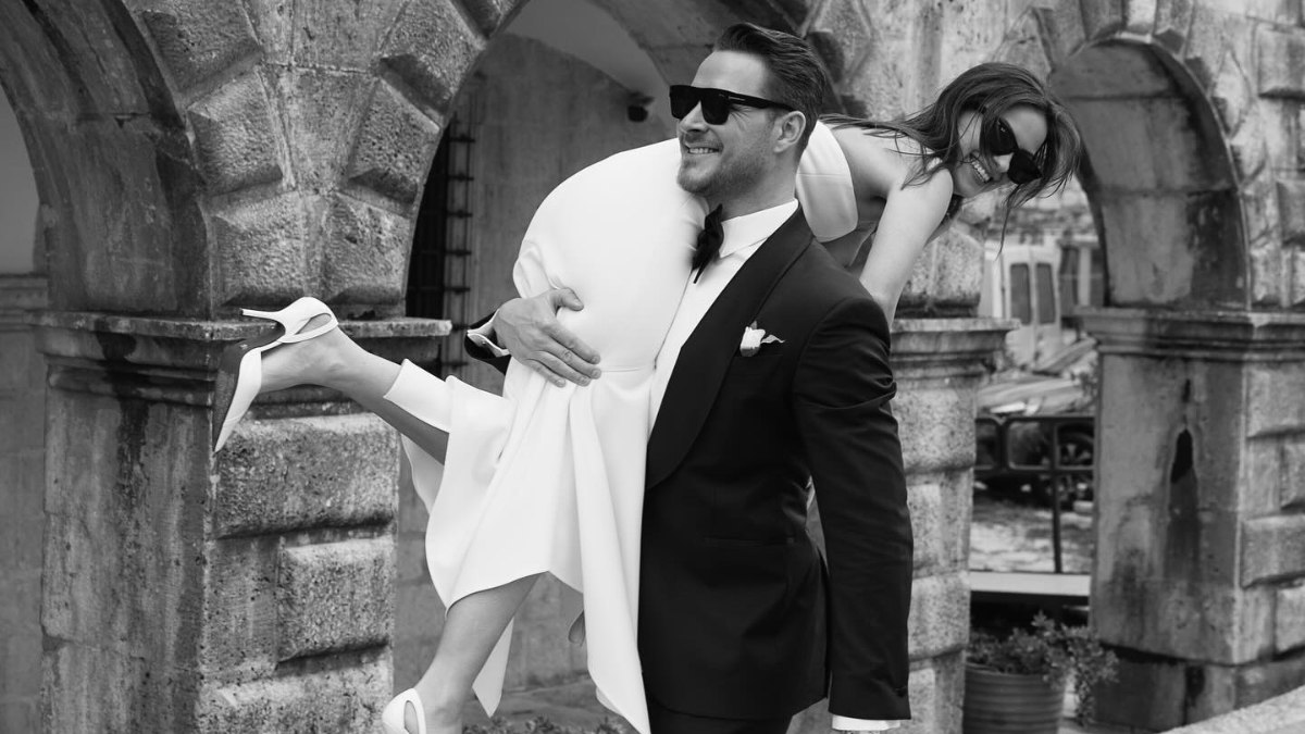 Burak Çelik ve Ece Bayrak bebeklerinin cinsiyetini açıkladı