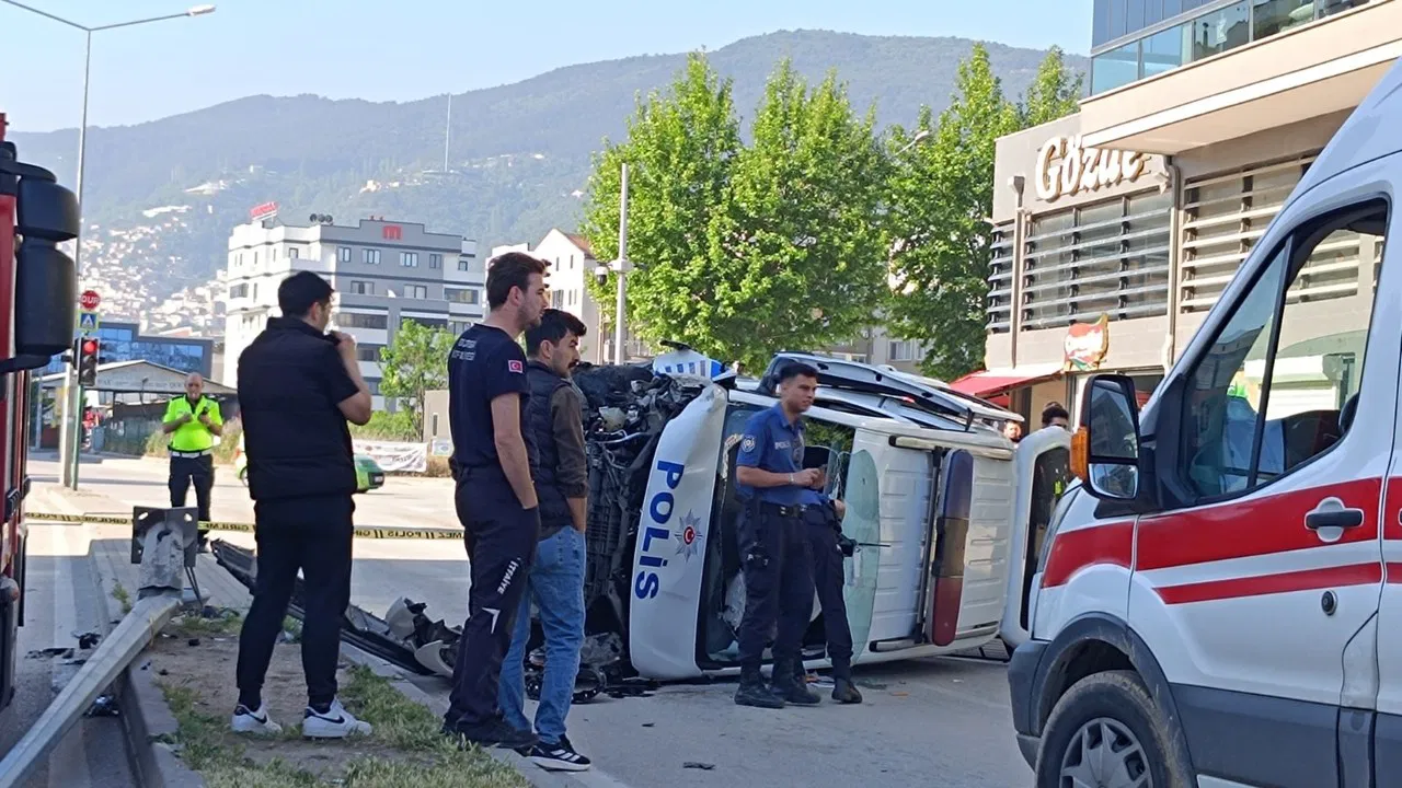 Bursa’da ihbara giden polis aracı takla attı: 2’si polis, 5 yaralı