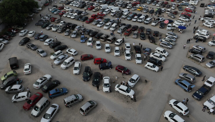 Bursa’da İkinci el oto pazarında bayram havası