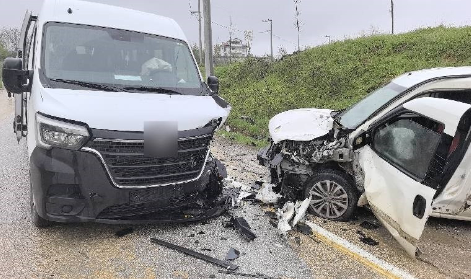 Bursa’da işçi servisi ile hafif ticari araç kafa kafaya çarpıştı: Çok sayıda yaralı var!
