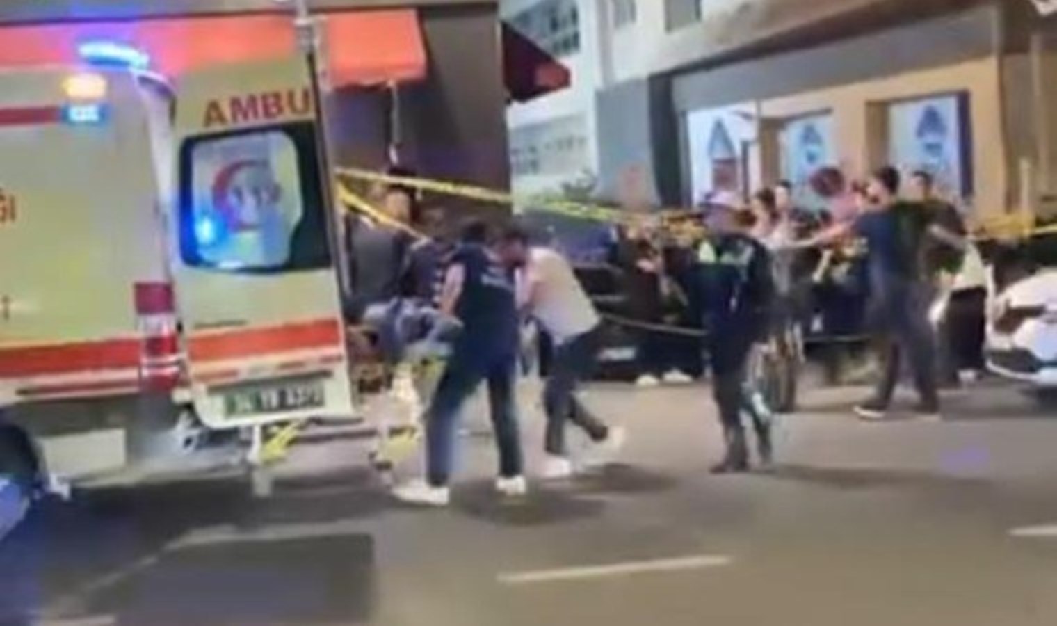 Caddede yürürken silahla saldırıp kaçtılar: 1 yaralı