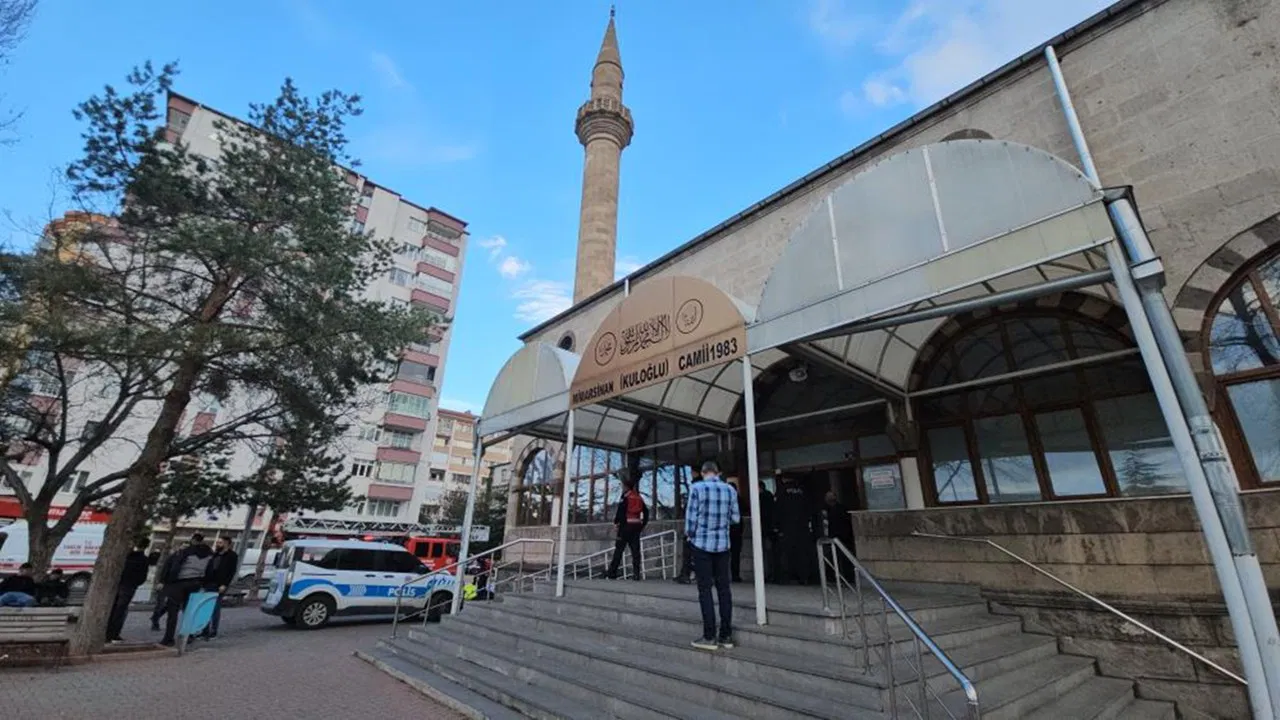Cami minaresine çıkıp intihara kalkıştı