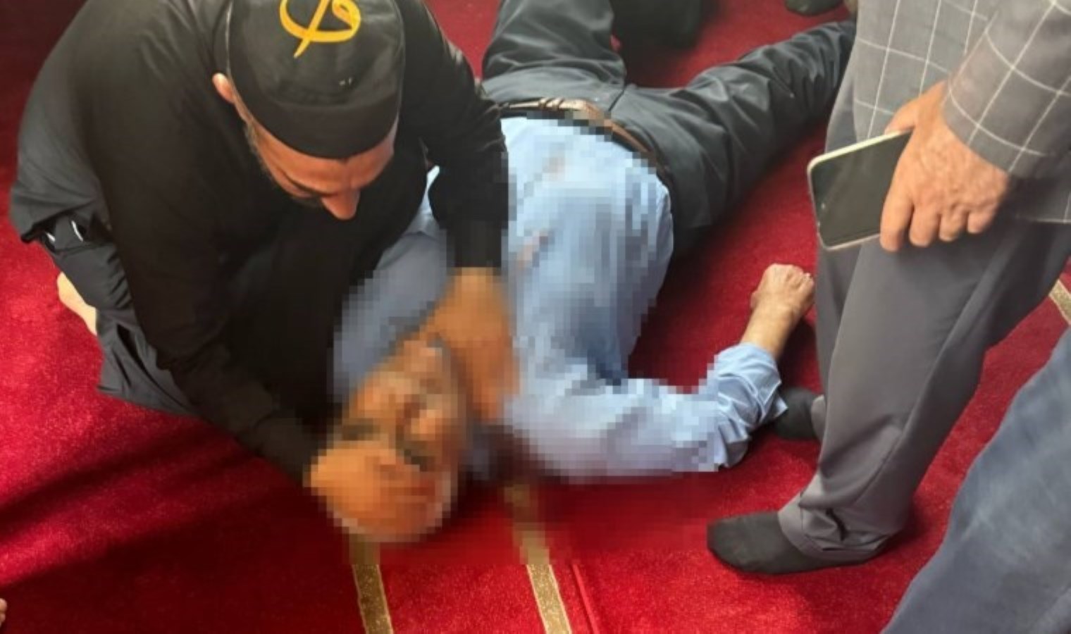 Camide namaz kılarken bıçaklı saldırıya uğradı!