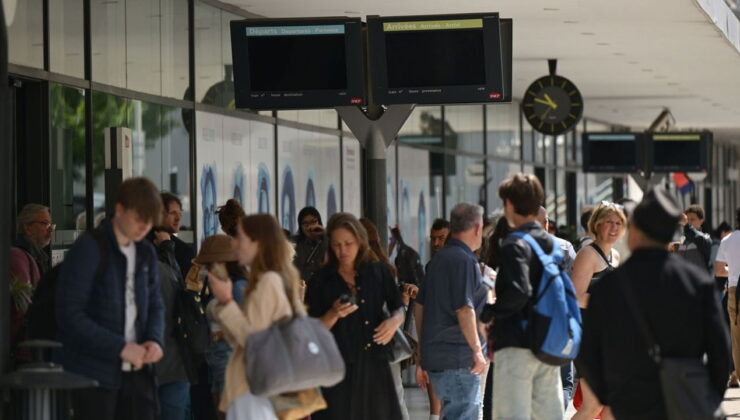 Cannes törenine saatler kala Fransa karanlığa gömüldü