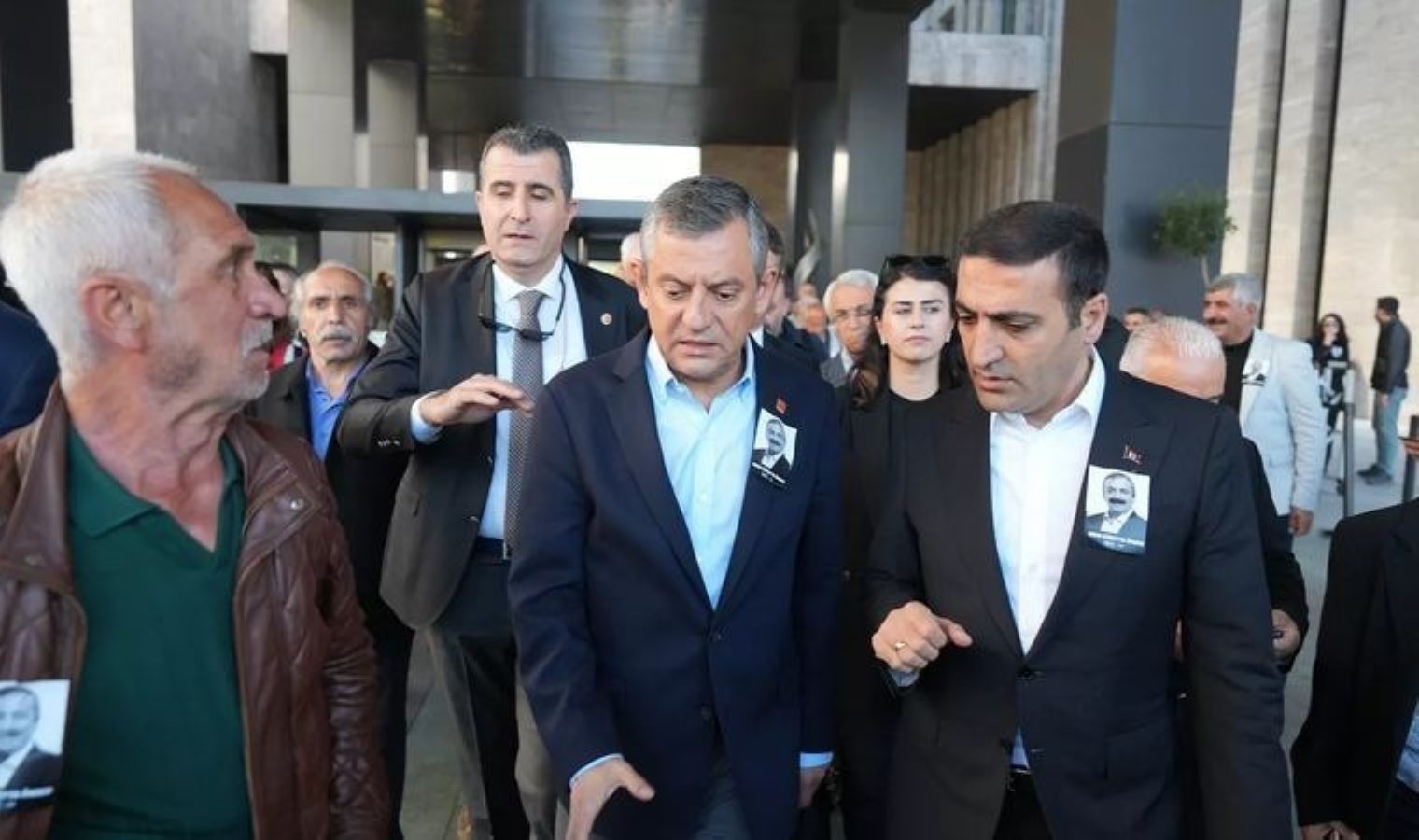 CHP lideri Özel’e fiziki saldırı dış basında