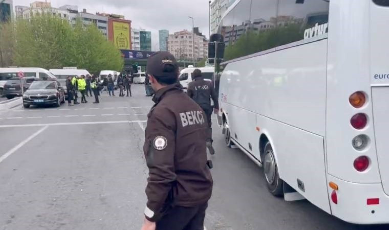 CHP’li Tanal görüntüledi: Bekçiler polis barikatında!