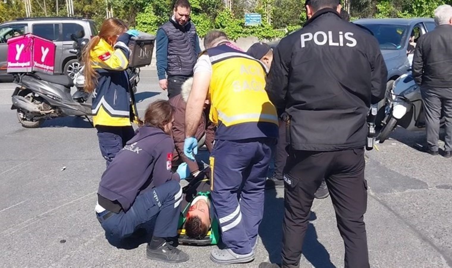 Ciple çarpışan motosikletli kurye ağır yaralandı!