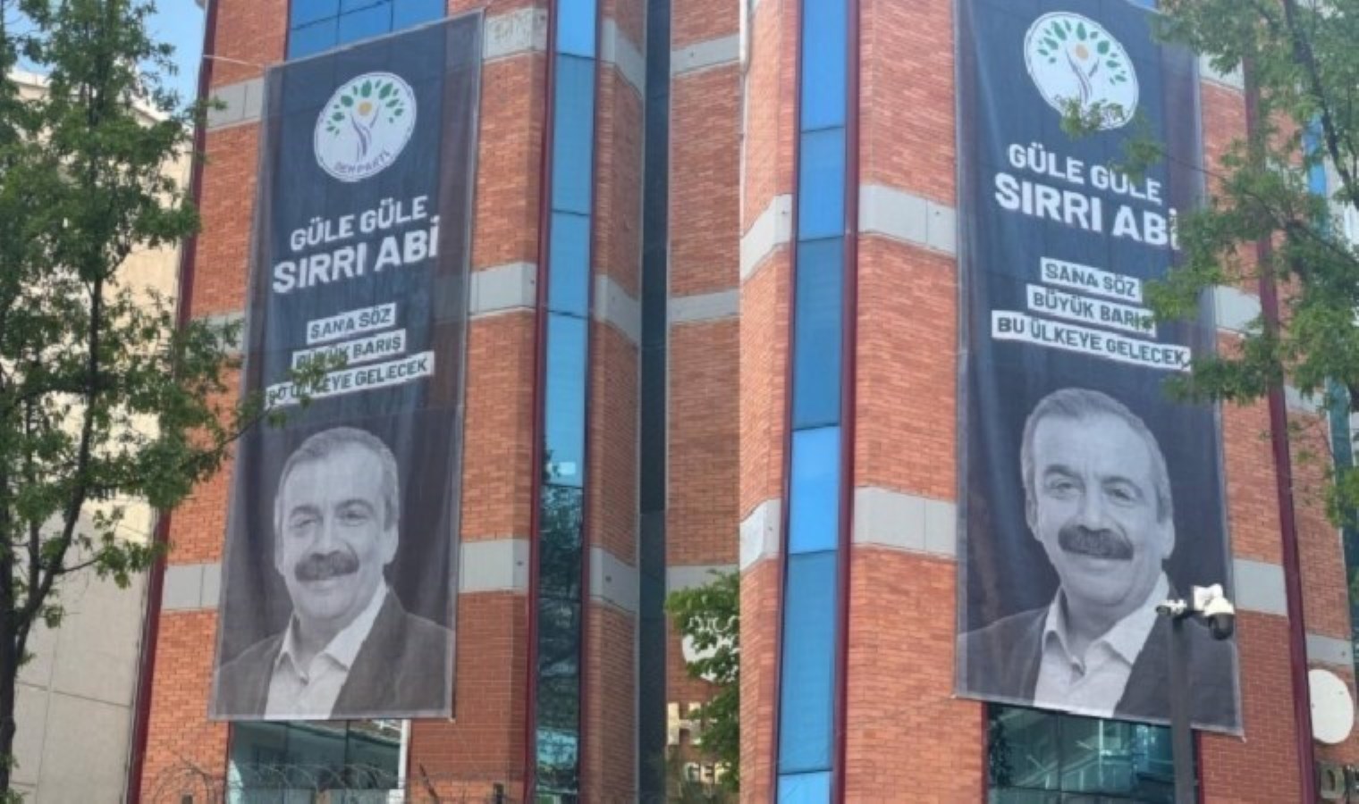 DEM Parti’den Sırrı Süreyya Önder afişi… ‘Barış’ mesajı yer aldı!
