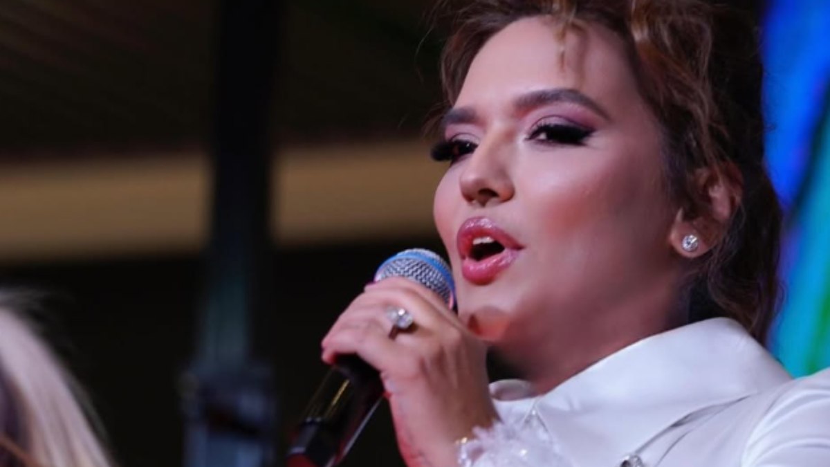 Demet Akalın’dan sigara içen seyirciye sert tepki