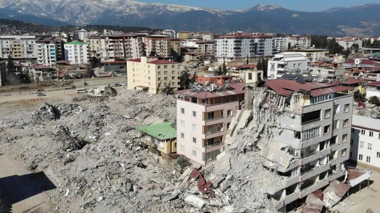 Depremde 27 kişiye mezar olan Firuz Mutlu Apartmanı davası ertelendi… Müşteki avukatı Yaşatır: “Sürecin uzaması mağdurların acısını artırıyor”