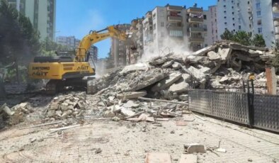 Depremde enkazdan çıkan ziynetleri zimmetine geçiren eski polise dava!