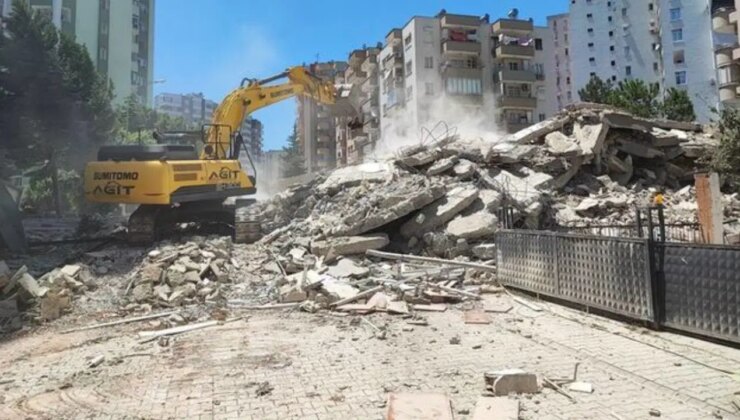 Depremde enkazdan çıkan ziynetleri zimmetine geçiren eski polise dava!