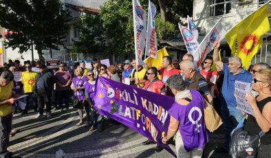 Dikili’de Kadın Platformu’ndan kaymakamın sözlerine tepki: ‘Etek boyu değil, nitelikli eğitim!’