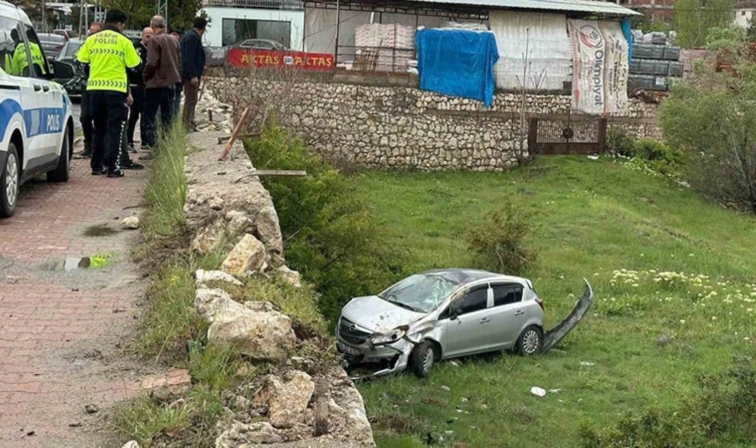 Direksiyon hakimiyetini kaybetti… Malatya’da istinat duvarına çarpan araç bahçeye uçtu: 2 yaralı