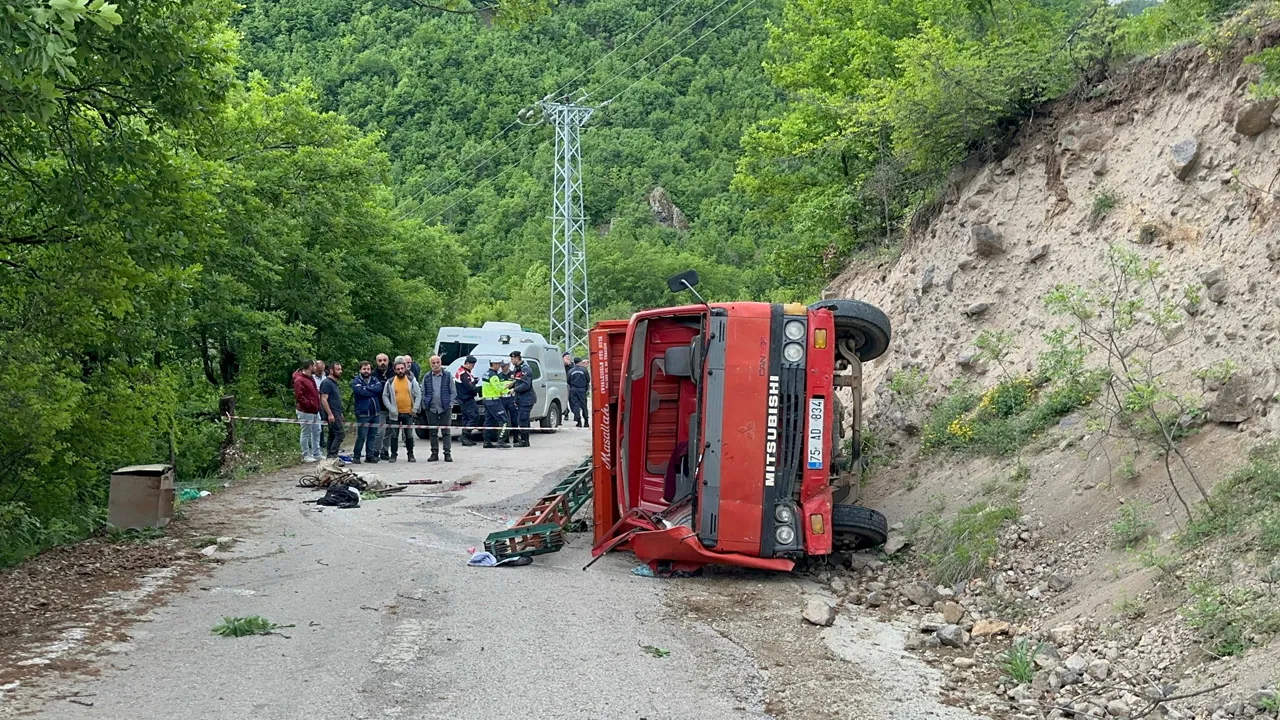 Direksiyon kontrolünü kaybetti… Artvin’de sondaj kamyonu devrildi: Ölü ve yaralılar var!