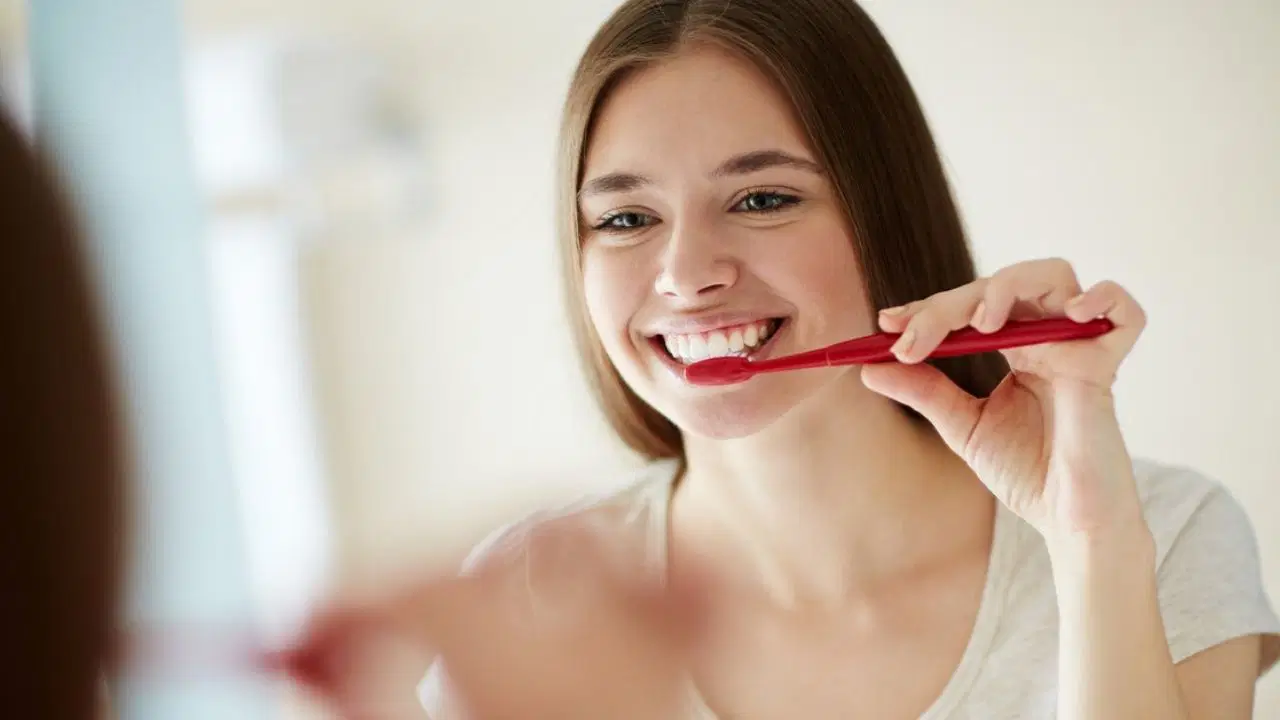 Dişlerinizi korumanın en basit yolu: Dişlerinizi fırçaladıktan sonra bunu yapmayın!