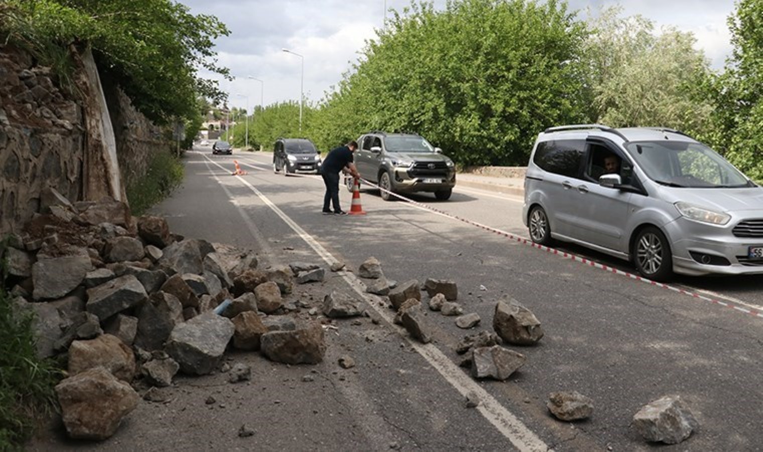 Diyarbakır’da yol kenarındaki istinat duvarında kısmi çökme: Mahalleliden yetkililere çağrı!