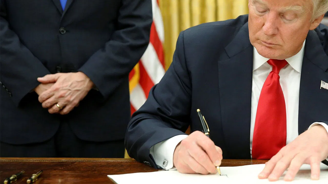 Donald Trump imzayı attı: Kötü haberi Türk Eczacıları Birliği Başkanı verdi!