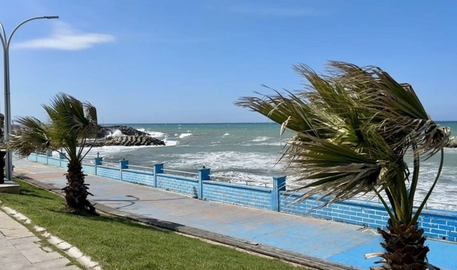 Düzce’nin Karadeniz kıyısında kuvvetli rüzgar etkili oluyor