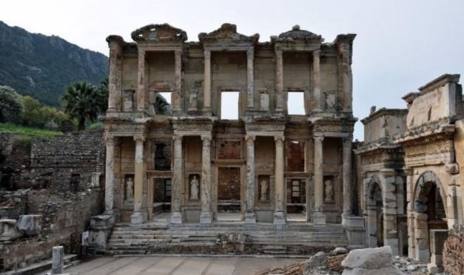 Efes Müzesi 3500 yıllık tarihsel sürece ışık tutuyor