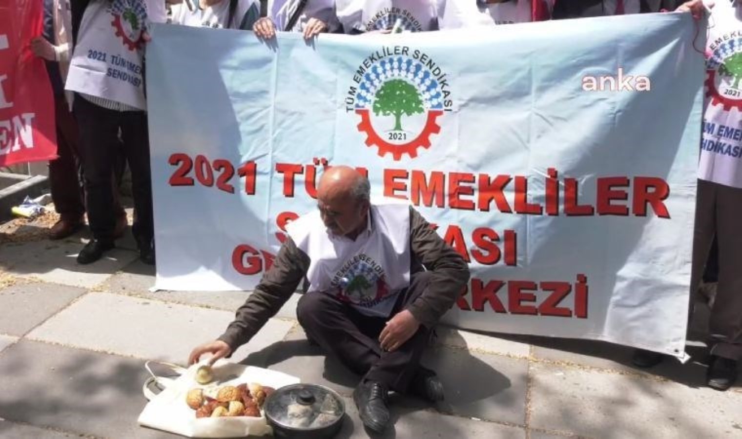 Emekliler, TÜİK önünde enflasyon verilerini protesto etti: ‘Getirin sandığı, emekliler kırmızı kartını gösterip sizden hesabı soracak’