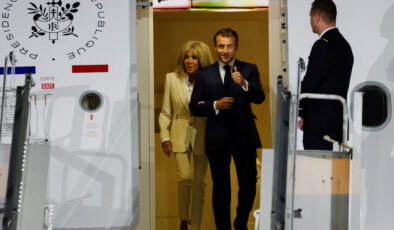 Emmanuel Macron ve eşi kol kola poz verdi