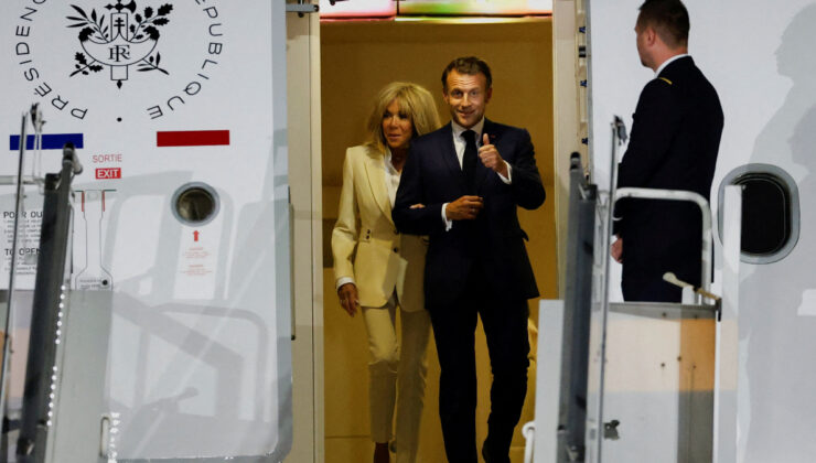 Emmanuel Macron ve eşi kol kola poz verdi