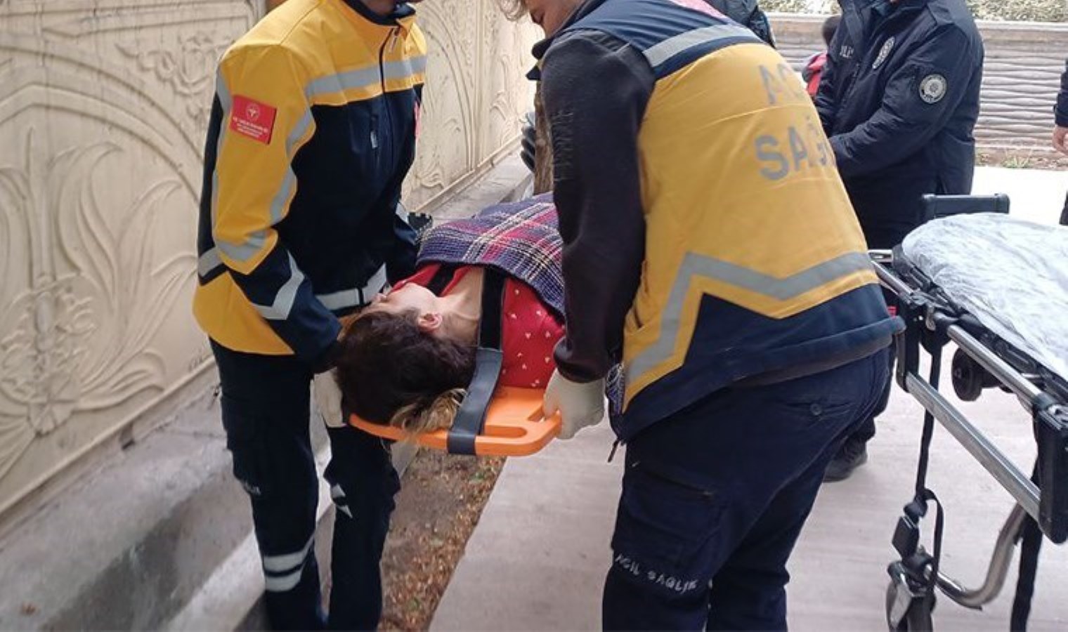 Erkek şiddeti bitmiyor! 9 yaşındaki çocuk annesini kanlar içinde buldu