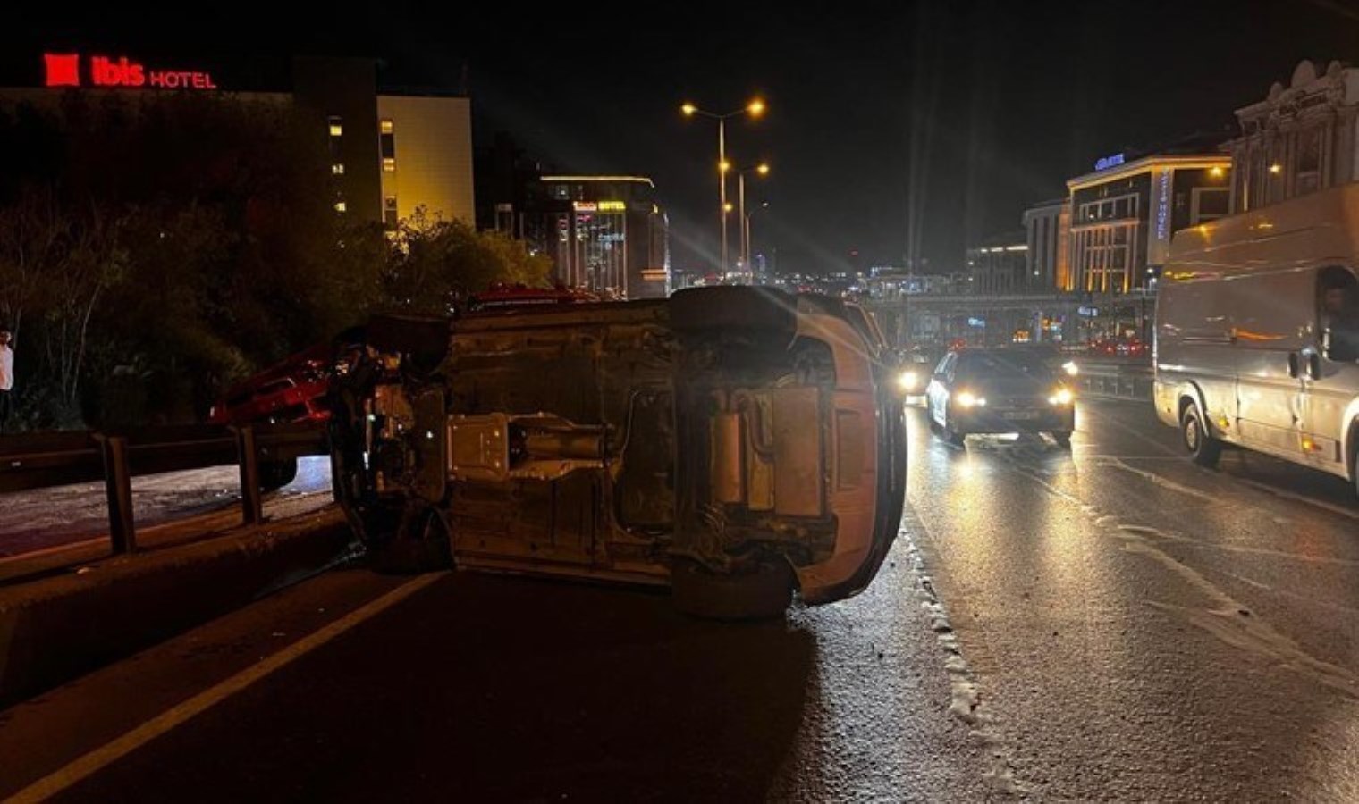 Esenyurt’ta 3 araçlı zincirleme kaza: 2 yaralı