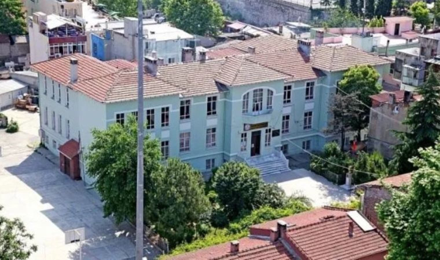 Fatih’te depremde hasar alan iki okul tahliye edildi: Boşaltılan okullar böyle görüntülendi