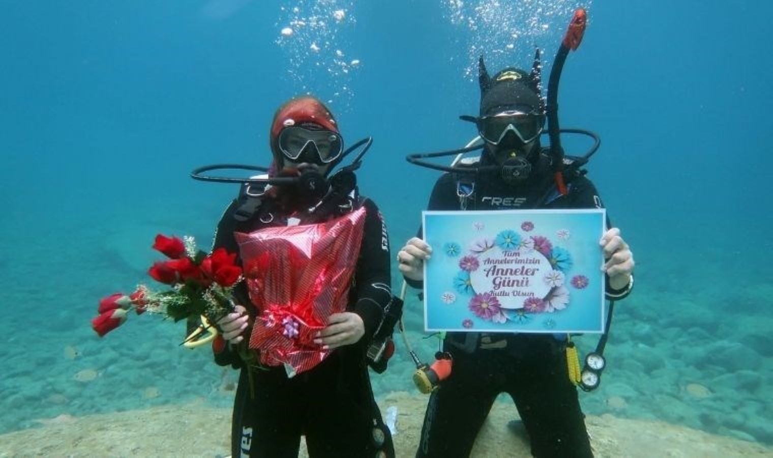 Fethiye’de dalgıçlardan 5 metre derinlikte ‘Anneler Günü’ mesajı