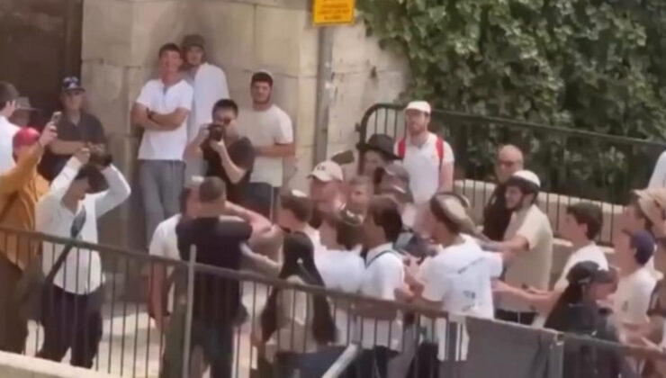 Filistinli bir genç, Mescid-i Aksa’ya baskın düzenleyen Yahudilerin arasına daldı
