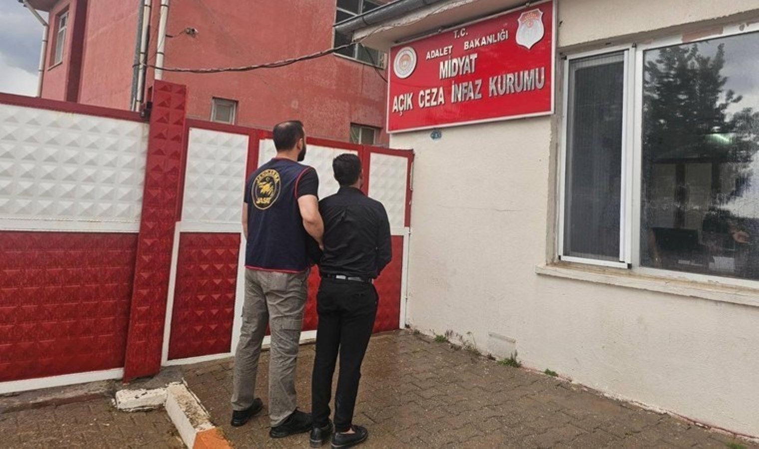 Firari hükümlü düğünde bağlama çalarken yakalandı