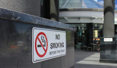 Fransa’da açık alanlarda sigara içmek yasaklanıyor