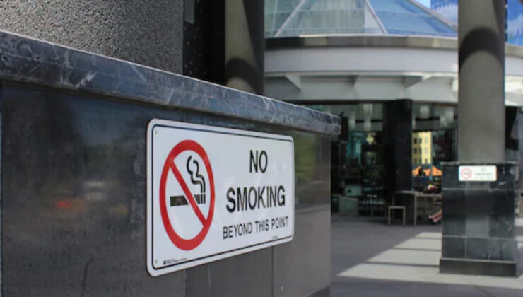 Fransa’da açık alanlarda sigara içmek yasaklanıyor