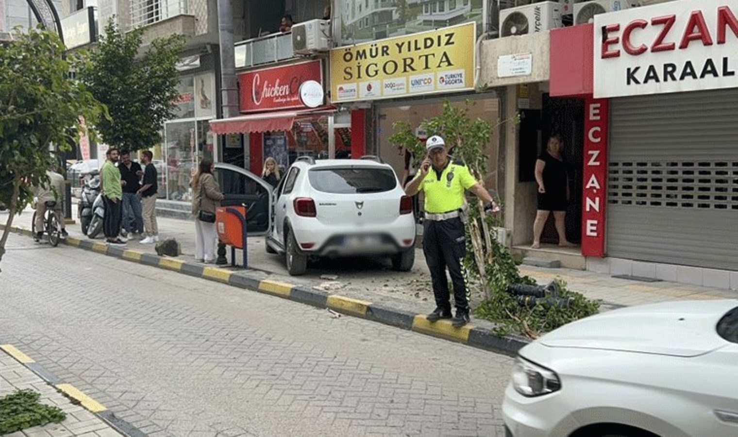 Fren yerine gaza bastı, önünde ne varsa yıktı!